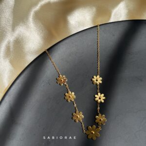 Seven Daisy Necklace